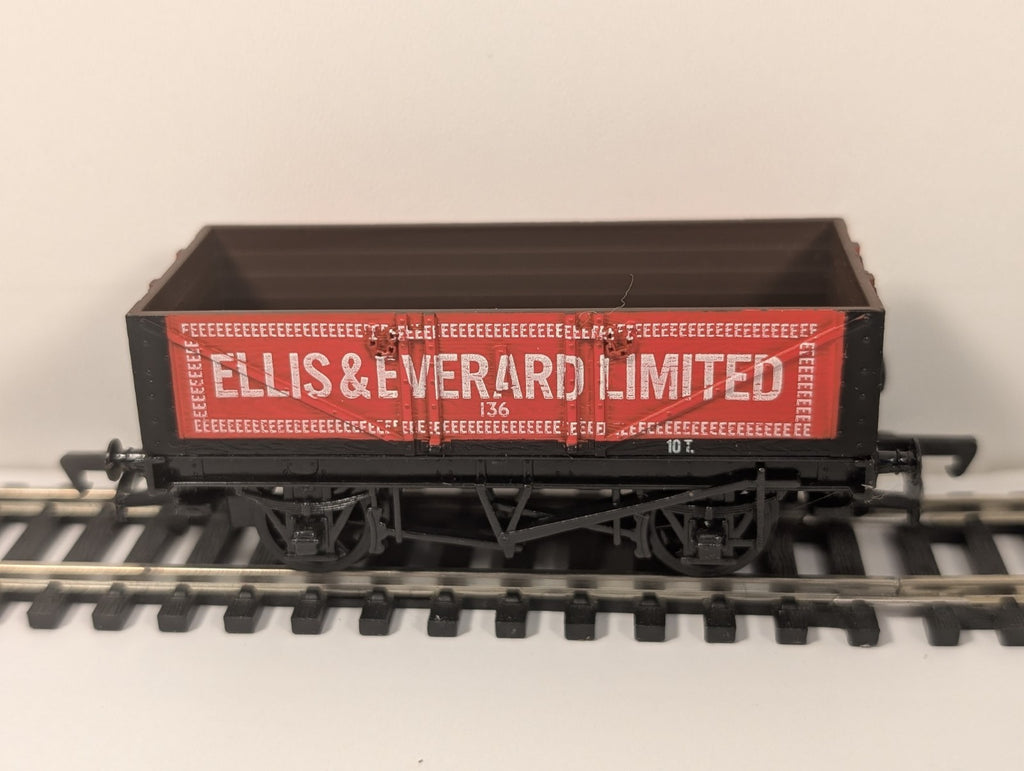 Mainline 37131 OO Gauge 5 Plank Wagon Ellis & Everard Ltd