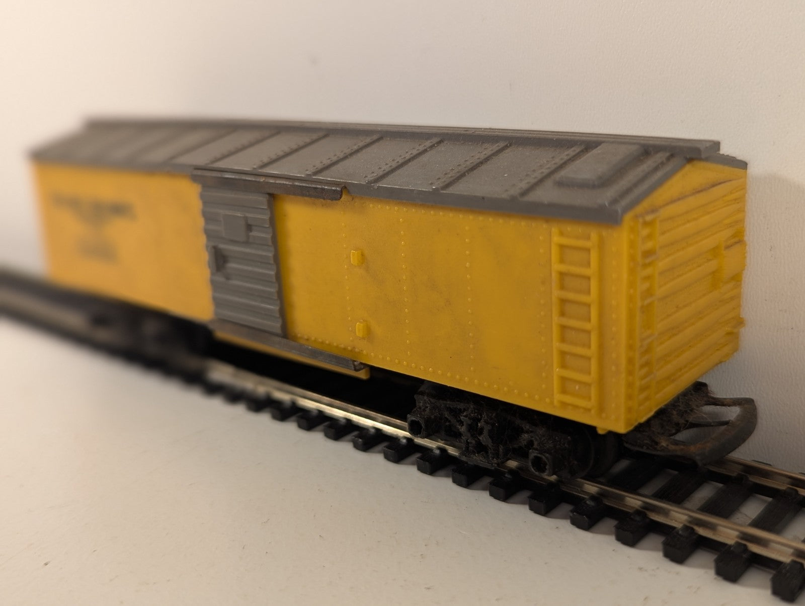 Tri-ang R114 Box Car TR22831 OO Gauge