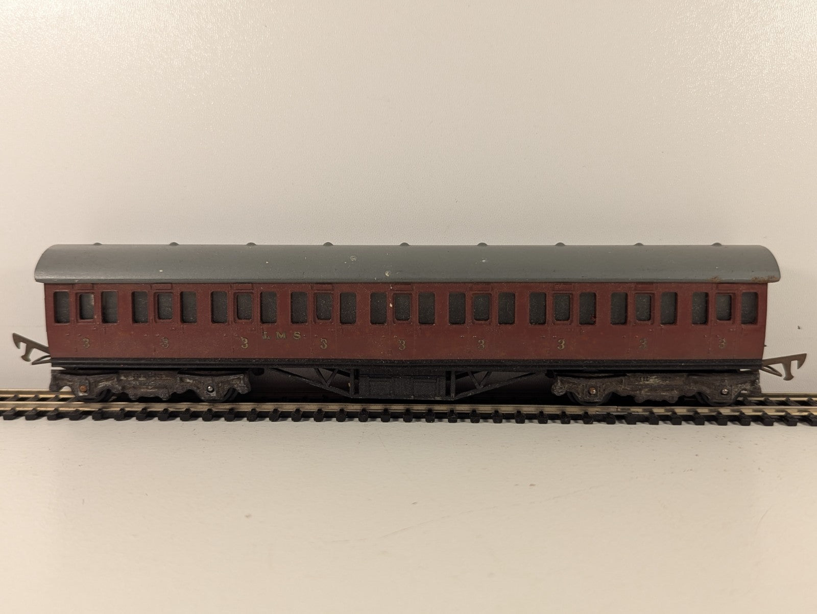 Graham Farish OO Gauge LMS Maroon 57ft Suburban Coach