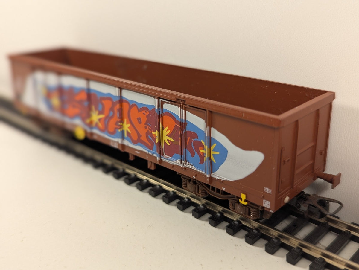 Lima HO Gauge DR Eas High-Sided Open Wagon – Graffiti