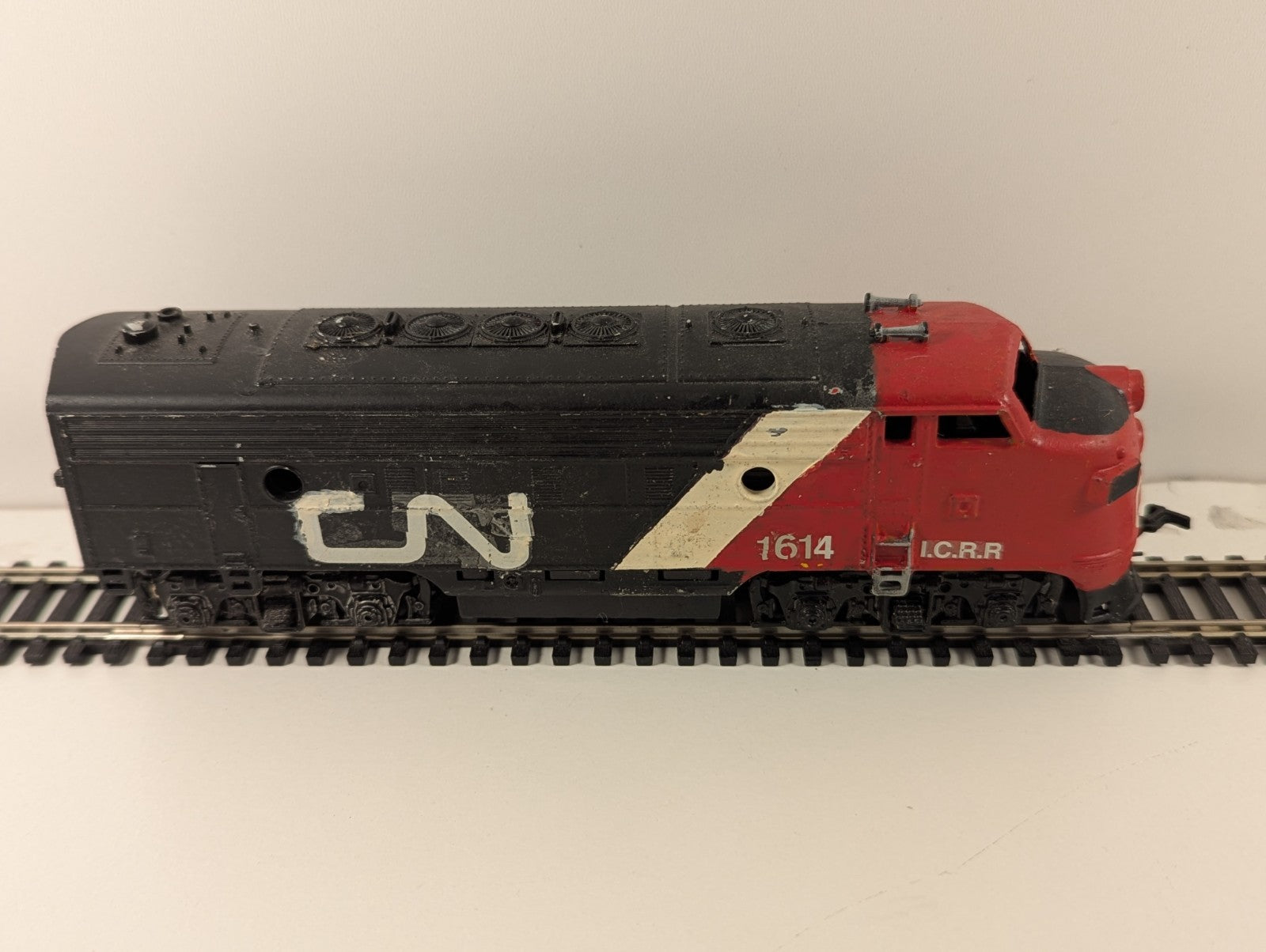 Life-Like F7 – Repainted in Canadian National Black & Red (1614) – HO Scale