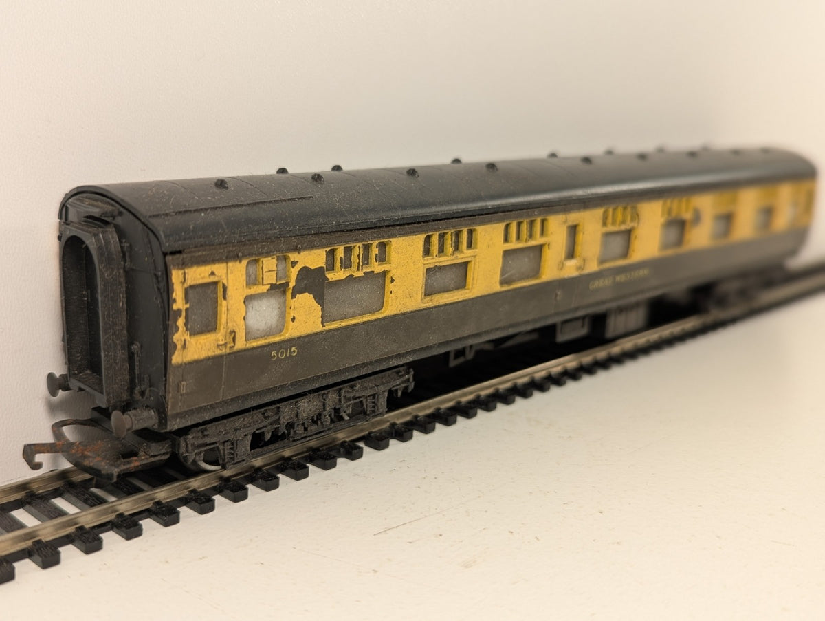 Hornby OO Gauge GWR 3rd Class Composite Coach (Chipped Paint)