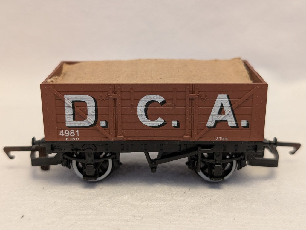 Hornby OO Gauge 7 Plank Open Wagon 'D.C.A.' Goods Wagon 4981 D.C.A.