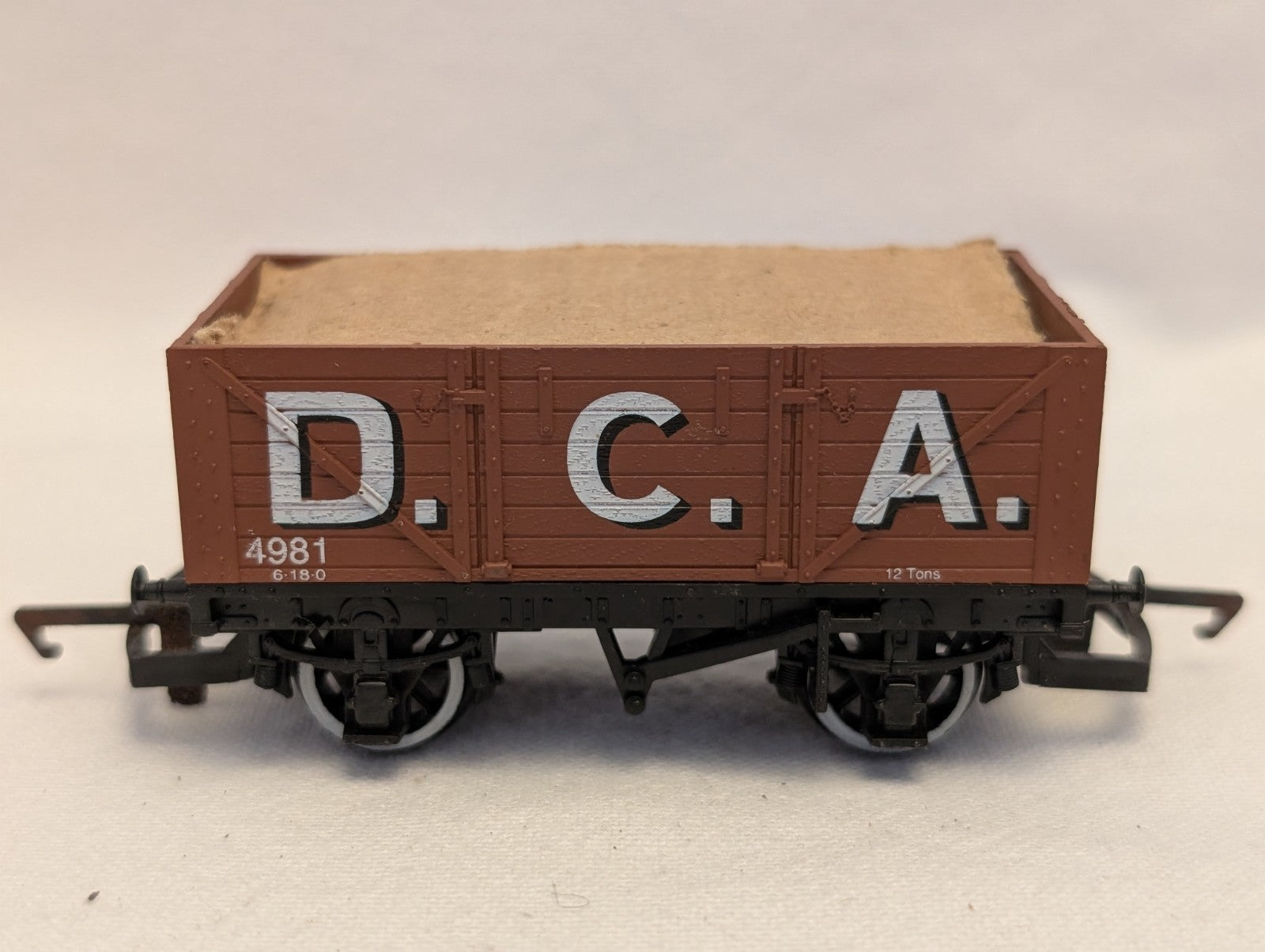 Hornby OO Gauge 7 Plank Open Wagon 'D.C.A.' Goods Wagon 4981 D.C.A.