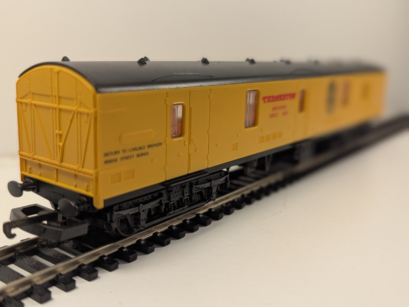 Lima 305658W OO Gauge BR Mk1 GUV Theakston Brewers