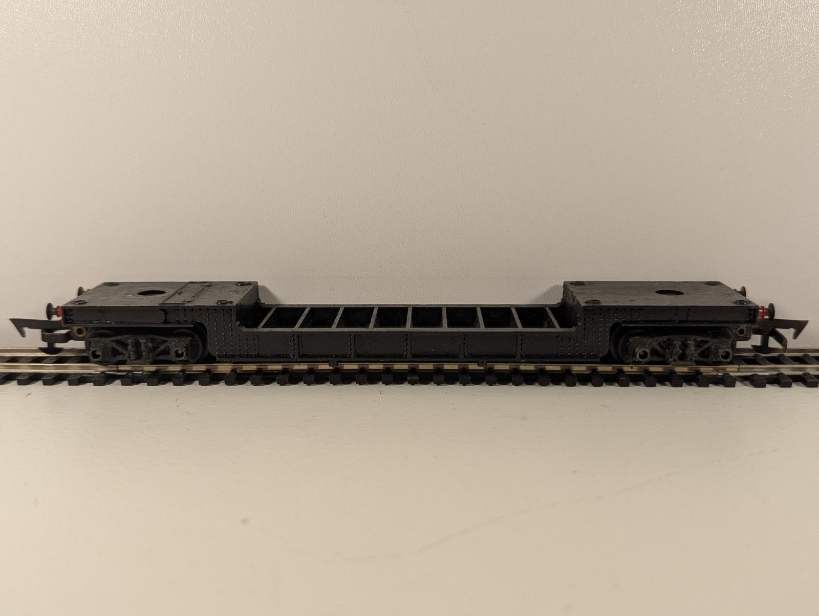 Tri-ang R118 OO Gauge Bogie Well Wagon – Repainted