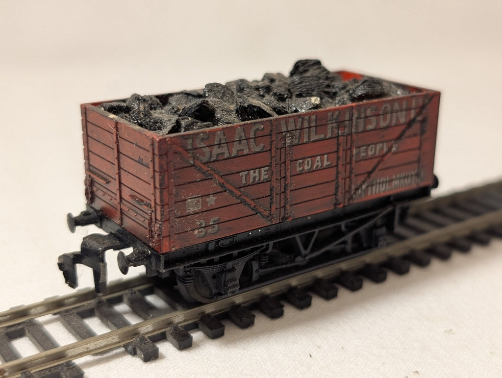 Trix 1368 OO Gauge 7-Plank Open Mineral Wagon – “Isaac Wilkinson Ltd” Red