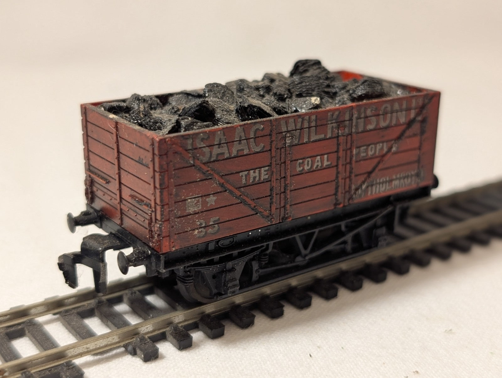 Trix 1368 OO Gauge 7-Plank Open Mineral Wagon – “Isaac Wilkinson Ltd” Red