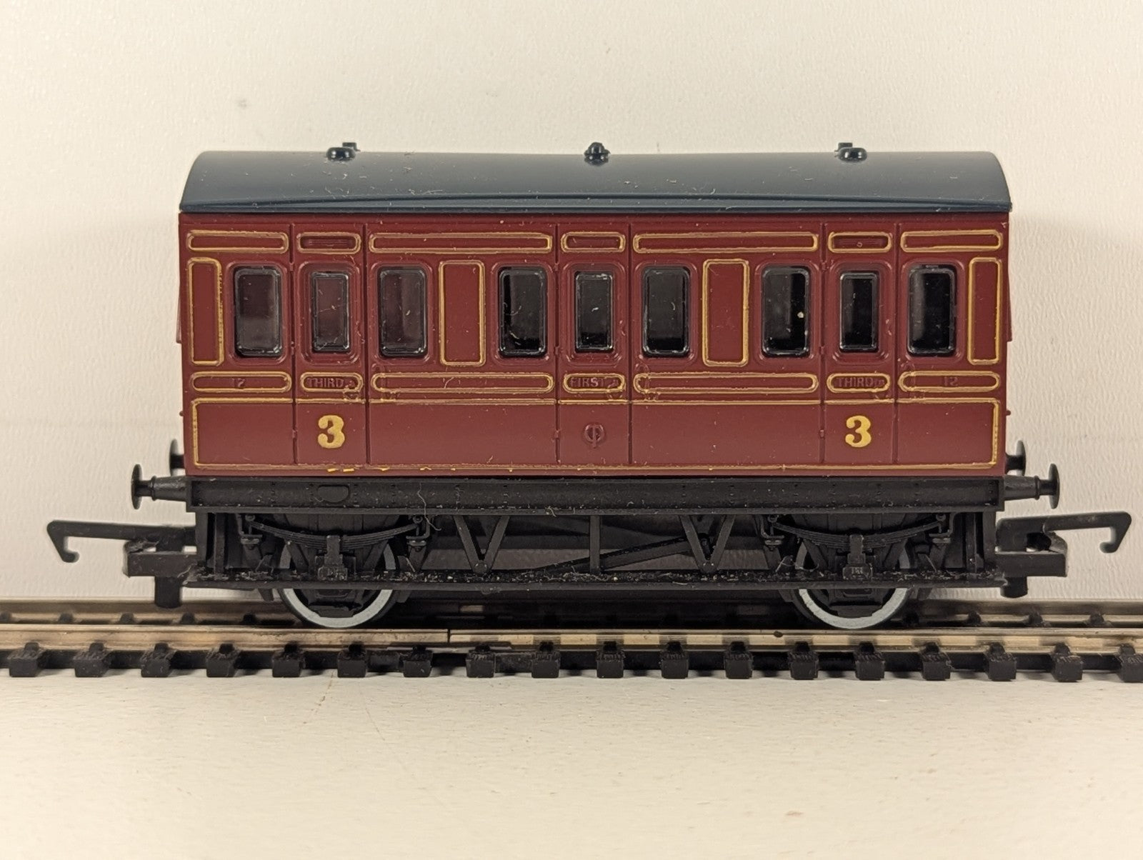 Hornby OO Gauge LMS 4-Wheel Coach Passenger Coach LMS Maroon R112
