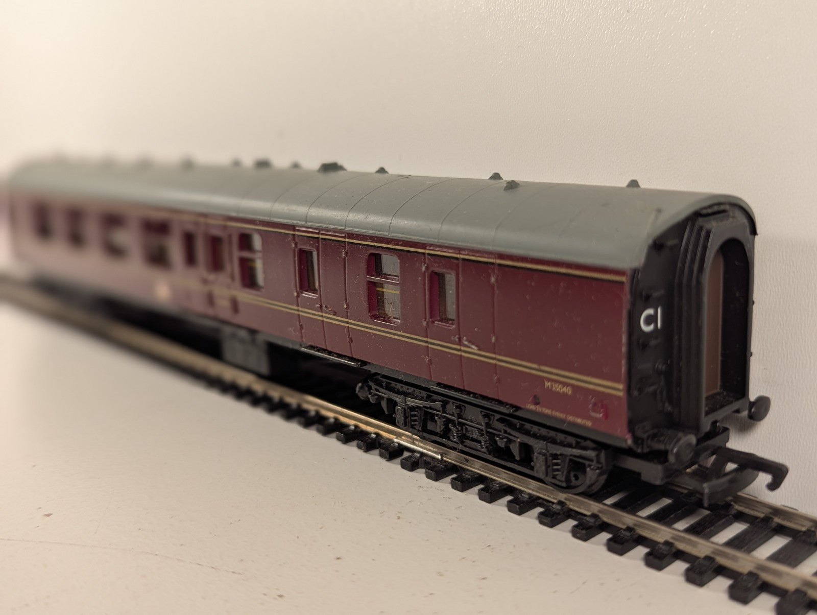 Mainline BR Mk1 Brake Second Corridor Coach Maroon OO Gauge