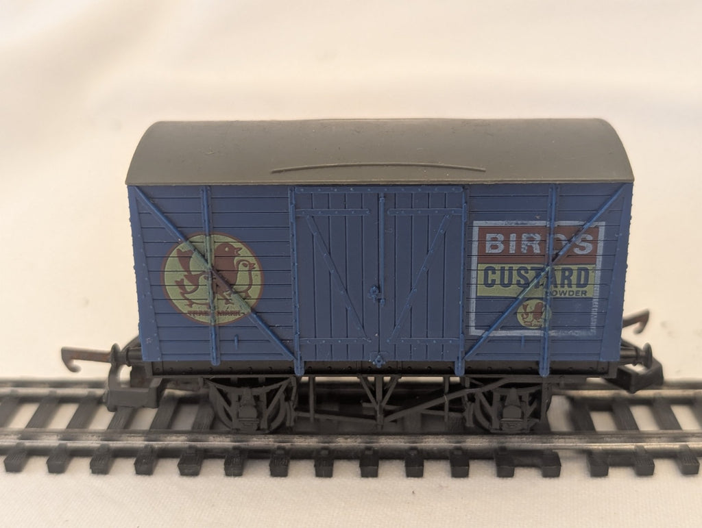 Lima 305607 OO Gauge 20 Ton Ventilated Van – “Bird’s Custard”