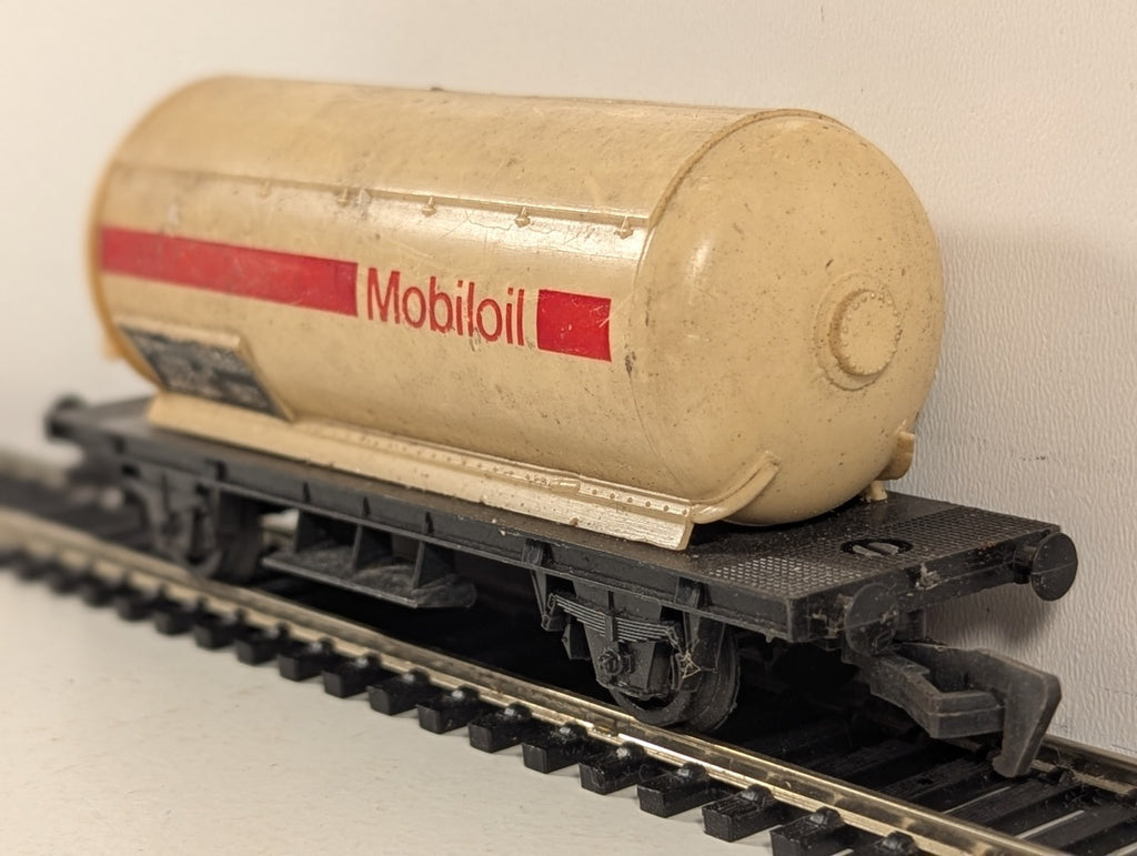 HO Scale Mobiloil Tanker Tank Wagon 805 7 426-3 Mobiloil