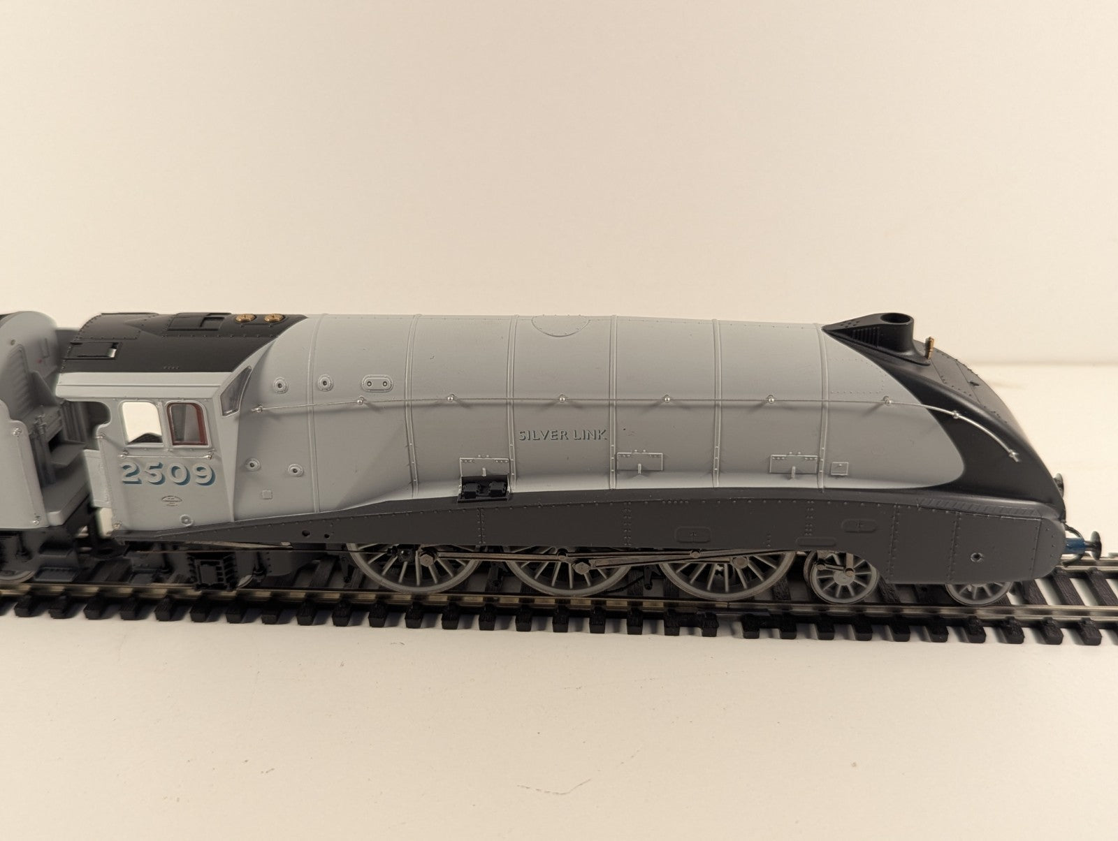 Hornby R2965 Class A4 Locomotive “75th Anniversary of the Silver Jubilee"