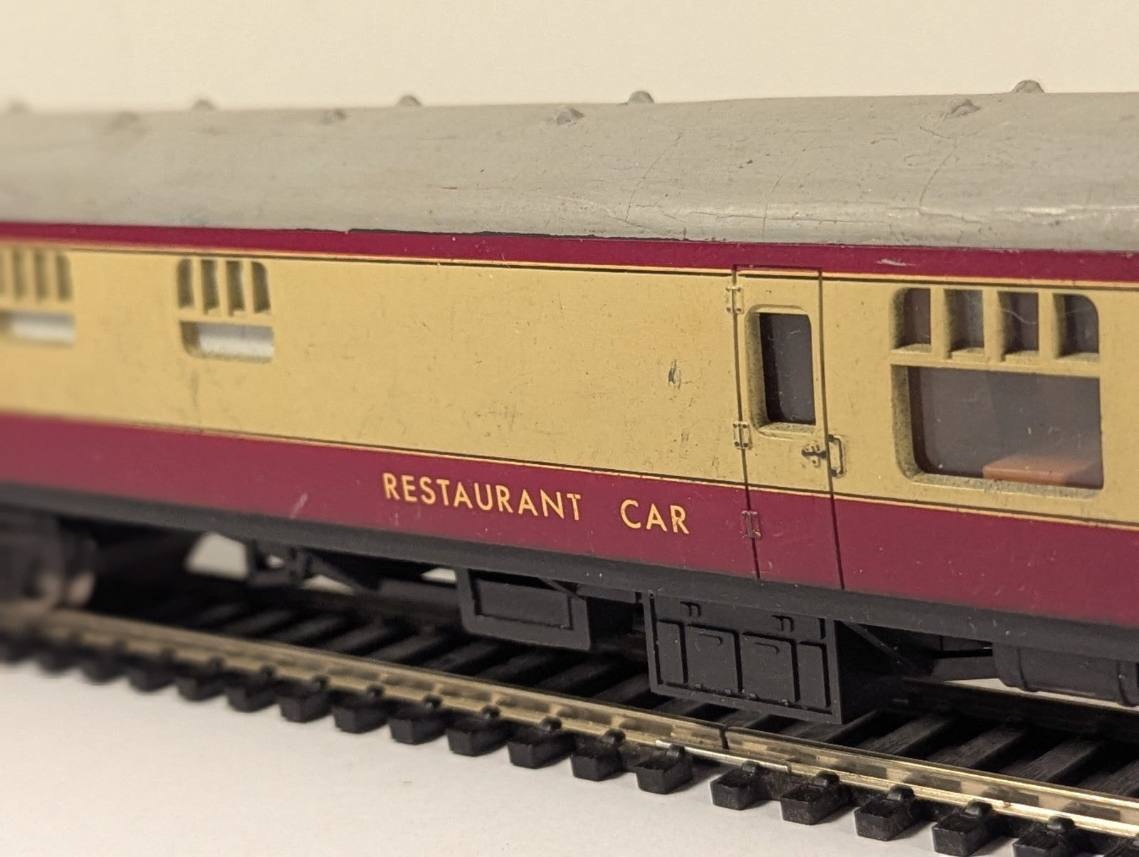 Lima OO Gauge BR Mk1 Restaurant Car Passenger Coach M34642 BR Crimson