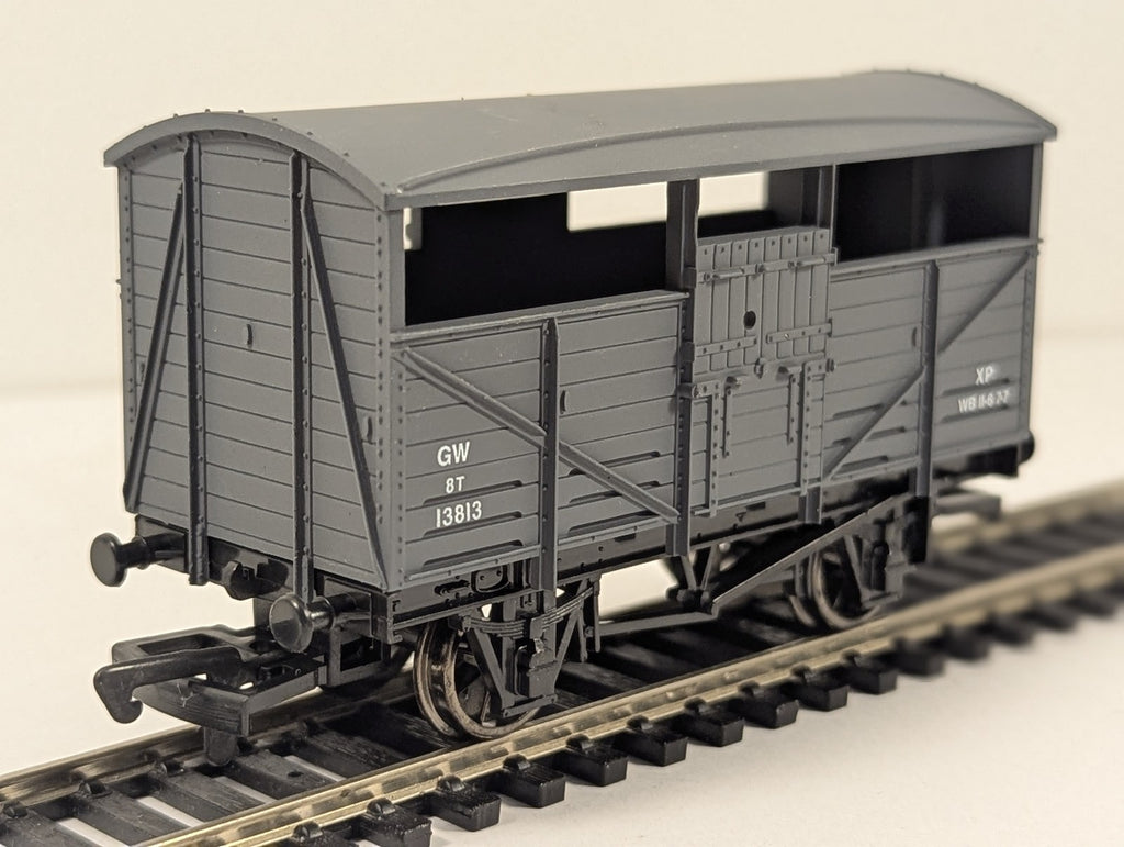 Dapol OO Gauge GWR Cattle Wagon Goods Wagon 13813 GWR Grey B500