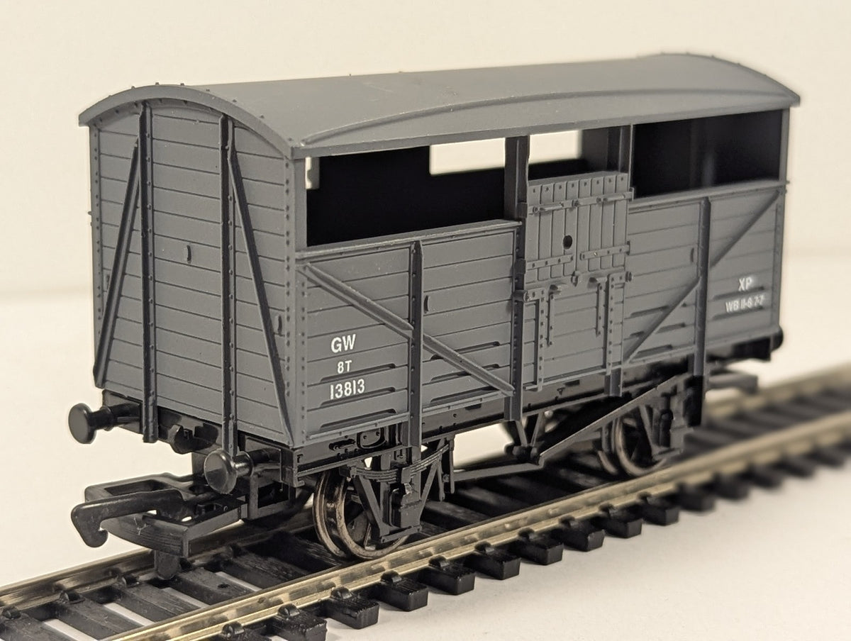 Dapol OO Gauge GWR Cattle Wagon Goods Wagon 13813 GWR Grey B500