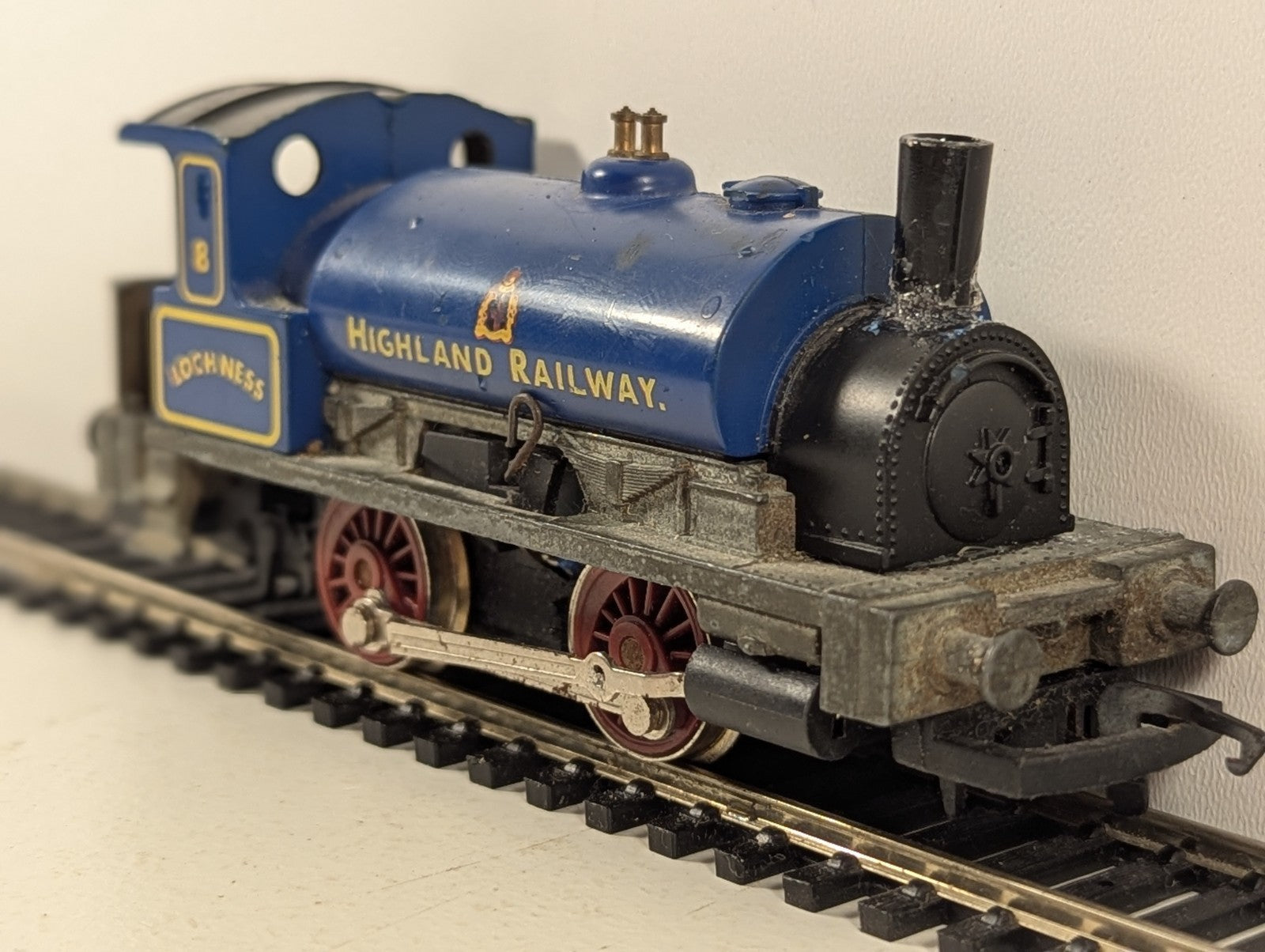 Hornby OO Gauge 0-4-0 Saddle Tank Loch Ness Steam Locomotive