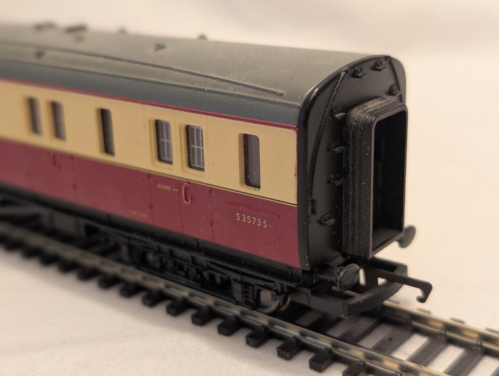 Hornby R4270 BR Maunsell Third Class Brake Coach S3573S – Crimson & Cream