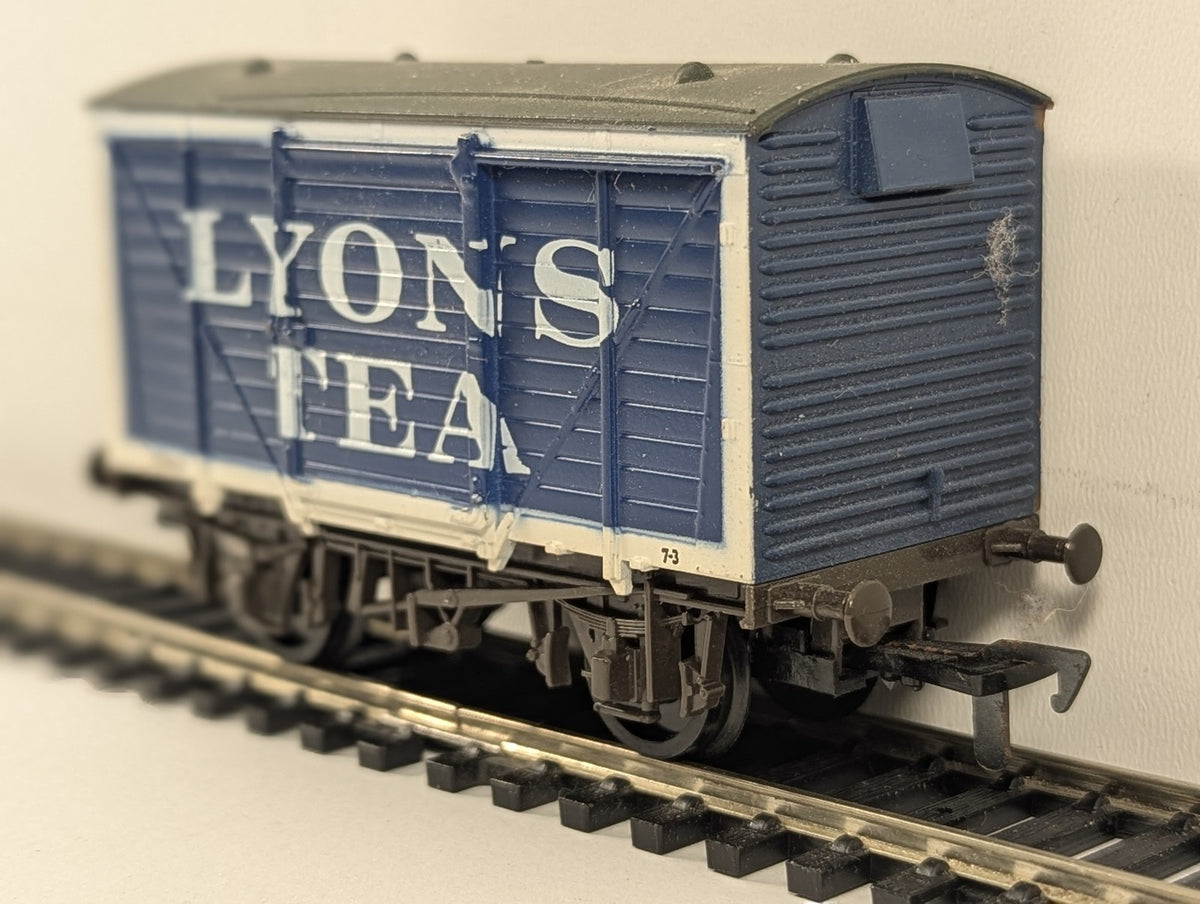 Airfix OO Scale B.R. 12-Ton Ventilated Box Wagon Goods Wagon 528163