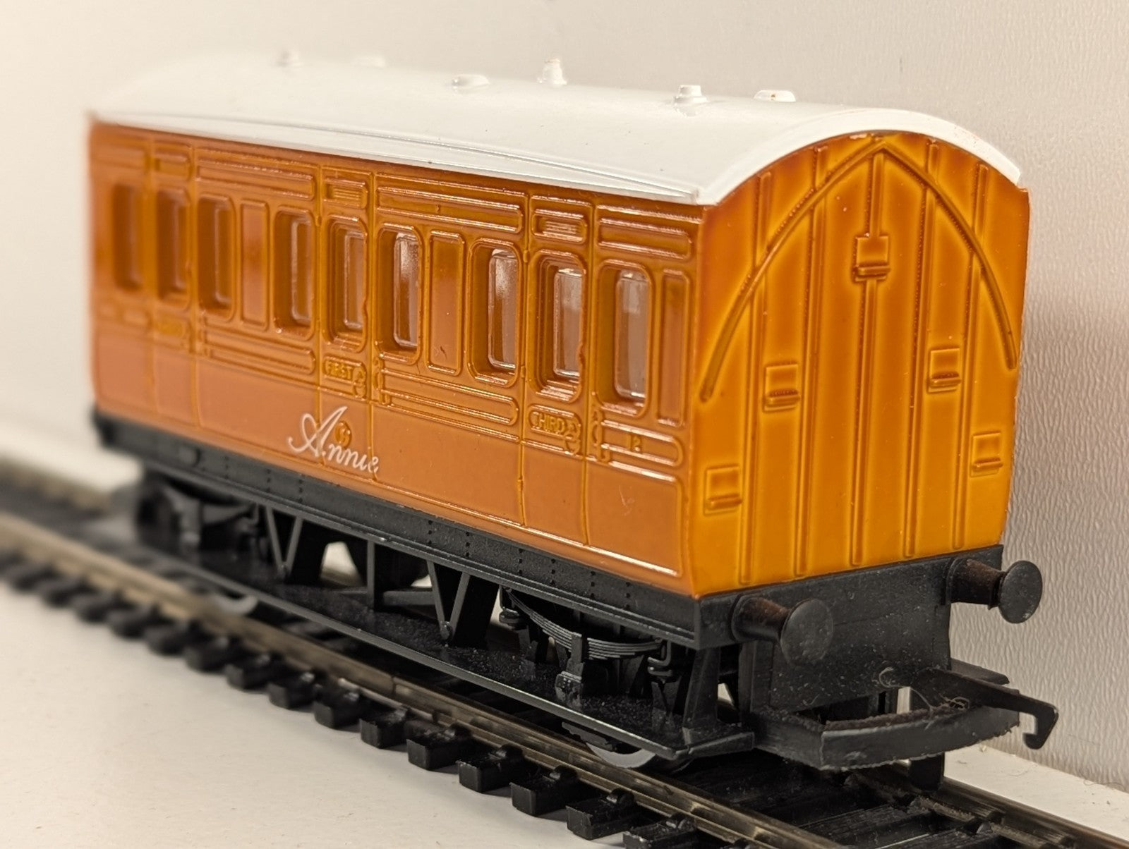 Hornby Thomas & Friends Annie Coach