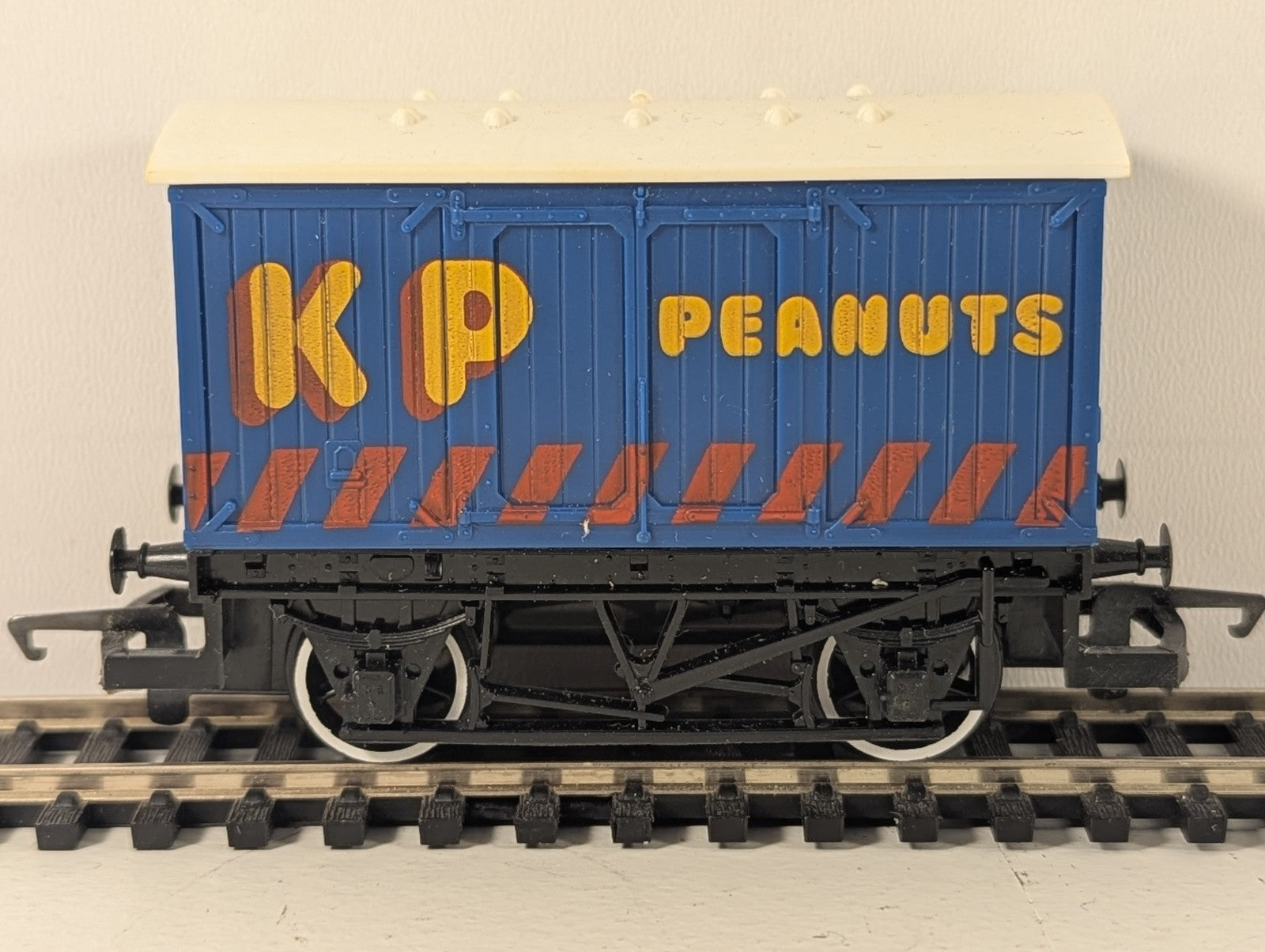 Hornby R001 OO Gauge KP Peanuts Vent Van
