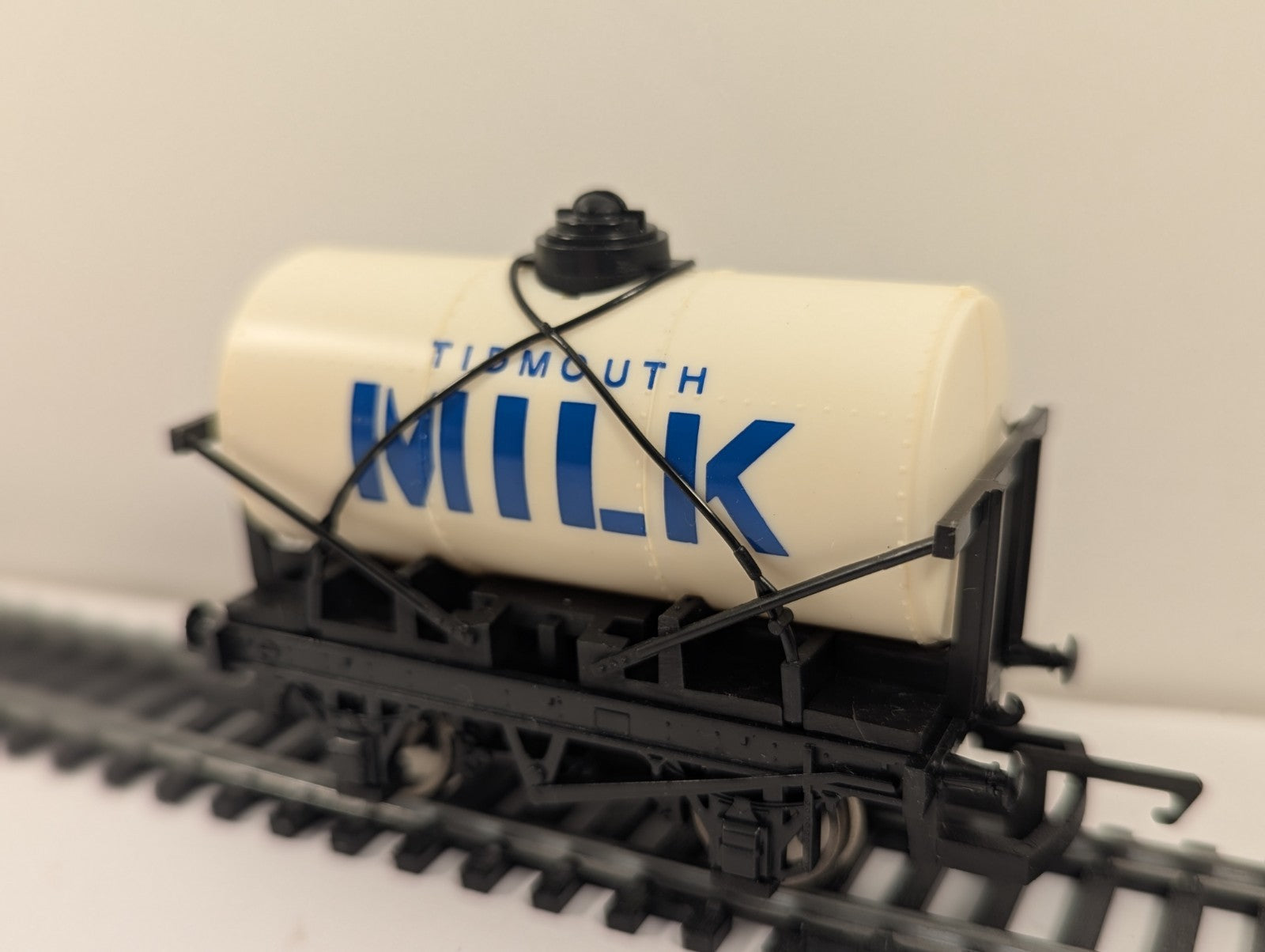 Hornby R105 OO Tidmouth Milk Tank Wagon