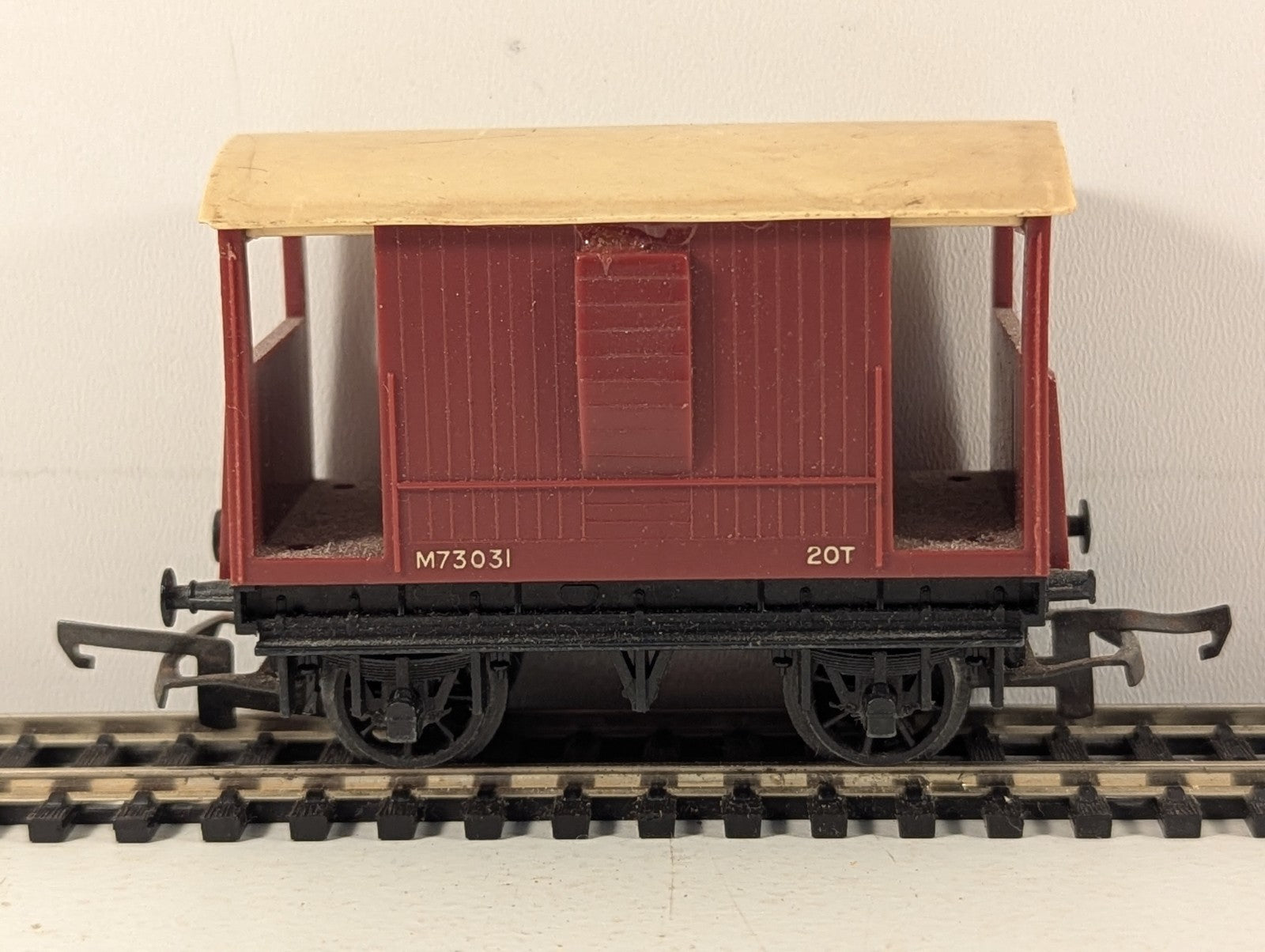 Tri-ang OO Gauge 20 Ton Brake Van M73031 BR Maroon