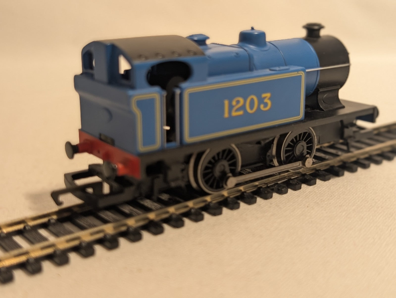 Hornby R2131 Class D Industrial 0-4-0T No. 1203 – Caledonian Blue