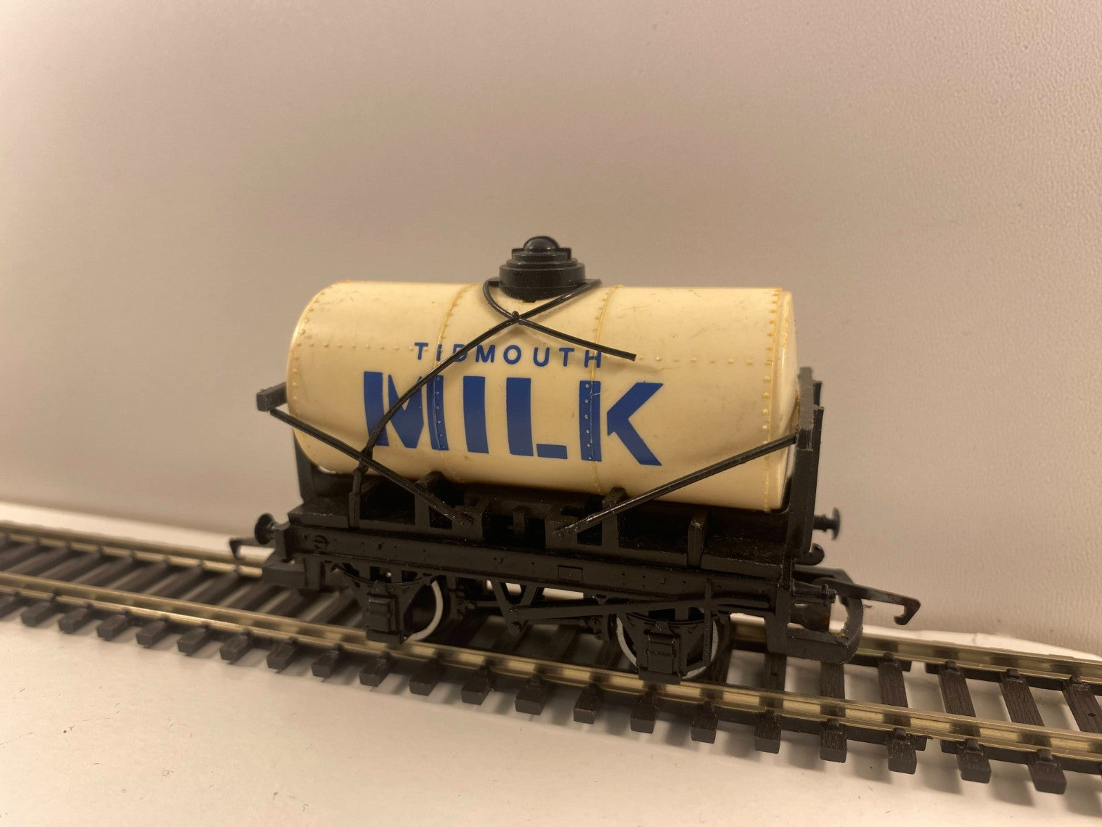 Hornby R105 “Tidmouth Milk” Tank Wagon Thomas & Friends Range Some Damage