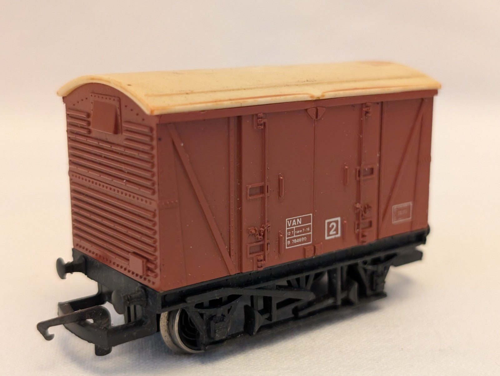 Hornby OO Gauge BR 12T Ventilated Van Goods Wagon B784690 BR Bauxite