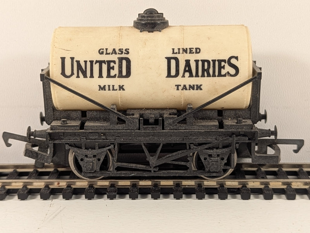 Hornby OO Gauge United Dairies Milk Tank Wagon