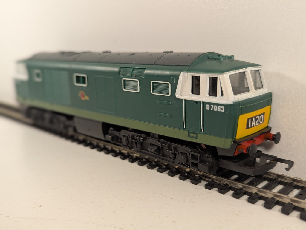 Hornby R072 Class 35 Hymek Locomotive D7063 BR Green