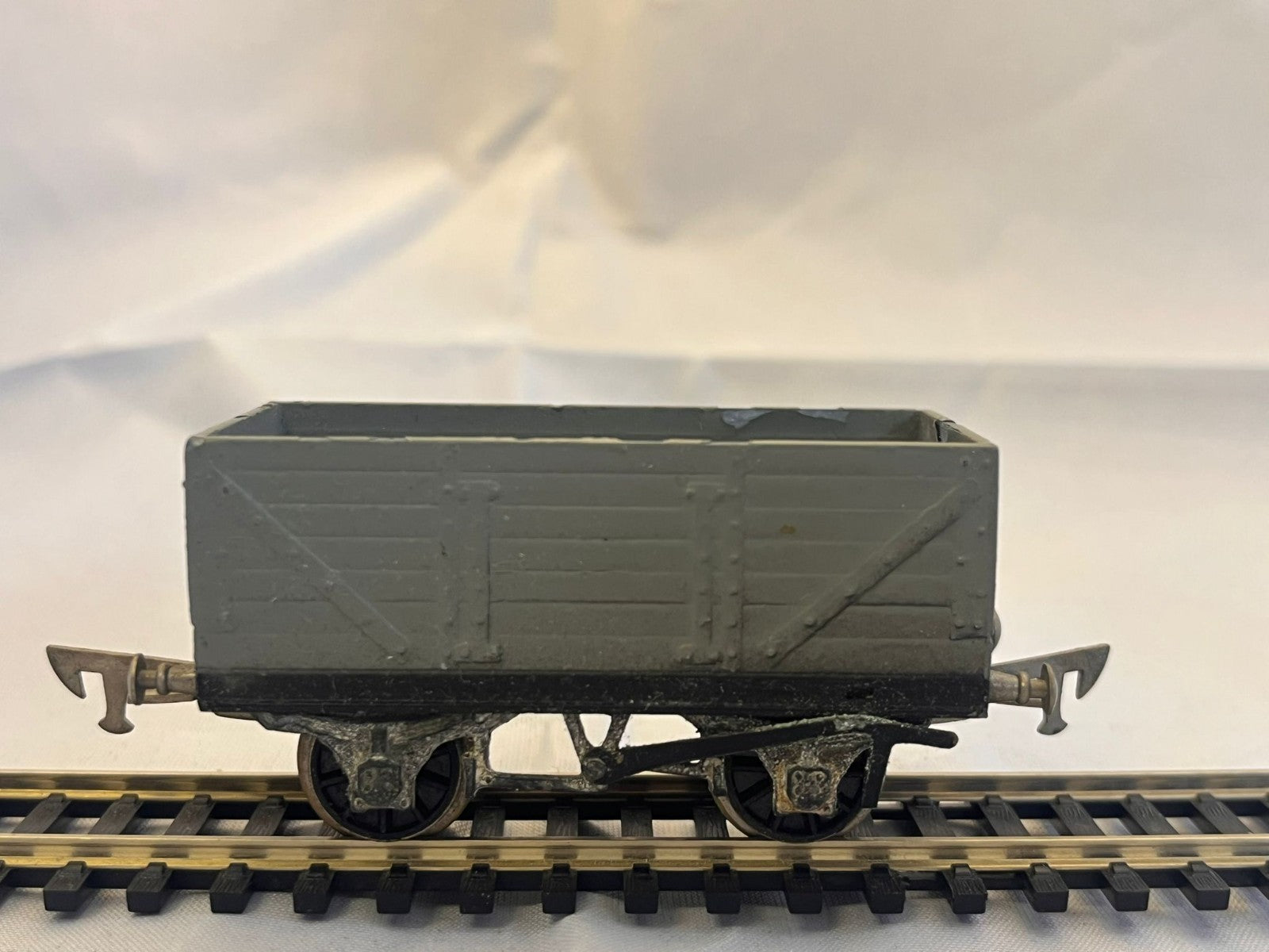 Tri-ang R577A 7-Plank Open Wagon Grey
