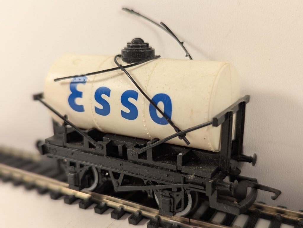 Hornby R096 OO Gauge White Esso Tanker Broken Cross Piece