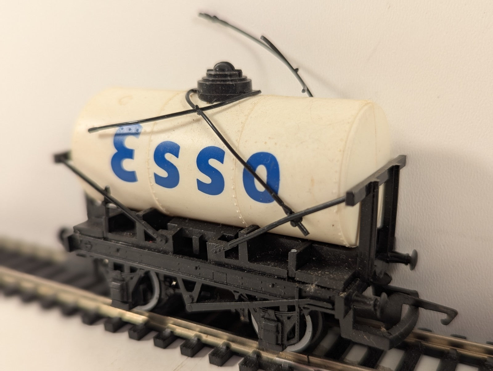 Hornby R096 OO Gauge White Esso Tanker Broken Cross Piece