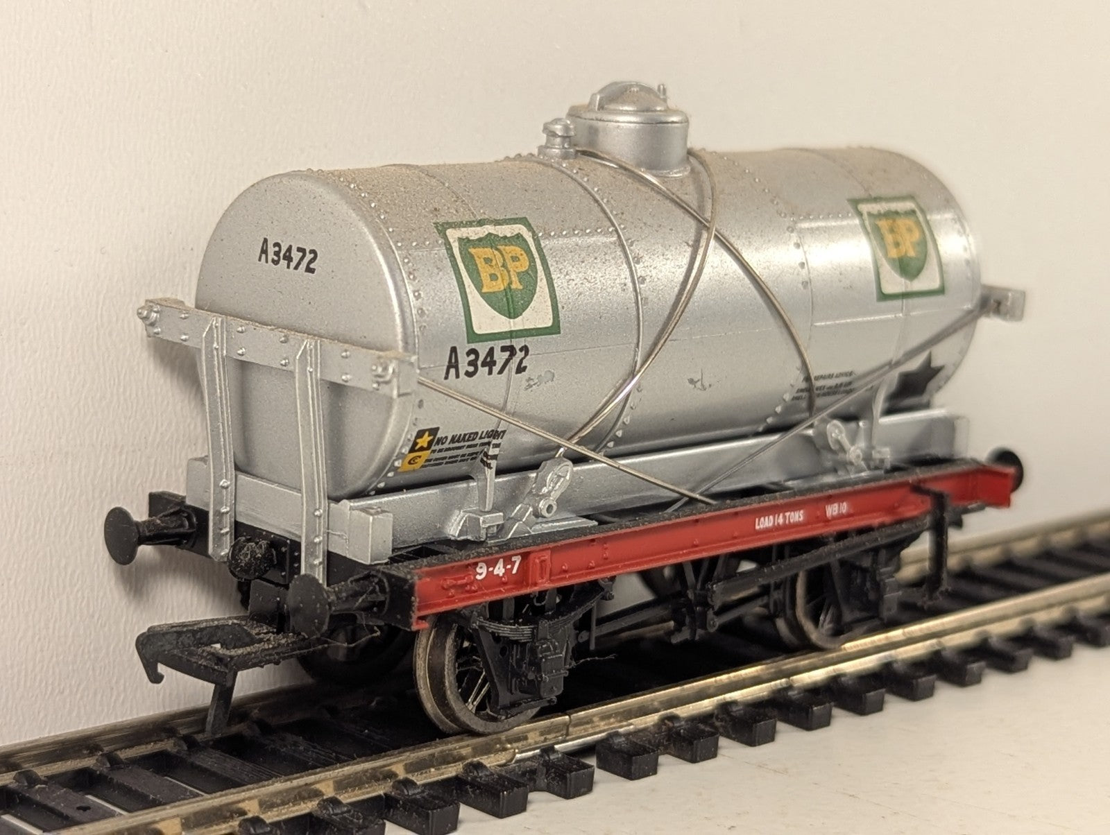 Bachmann OO Gauge 14 Ton Tank Wagon BP A3472 BP Silver 37-076