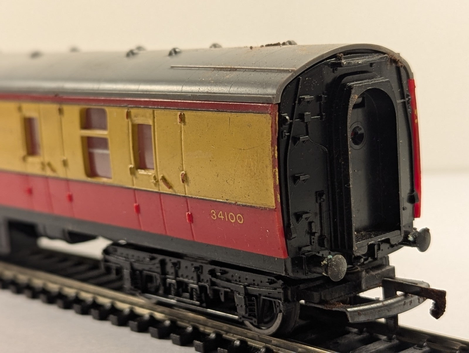 Hornby BR Mk1 BSK Brake Second Corridor Passenger Coach Crimson/ Cream