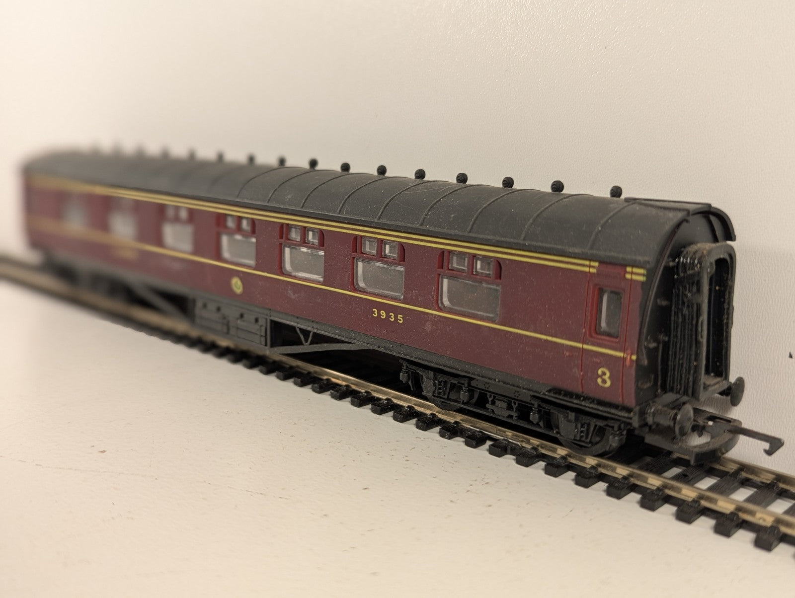 Airfix GMR 54202 OO Gauge LMS Stanier Composite Corridor Coach