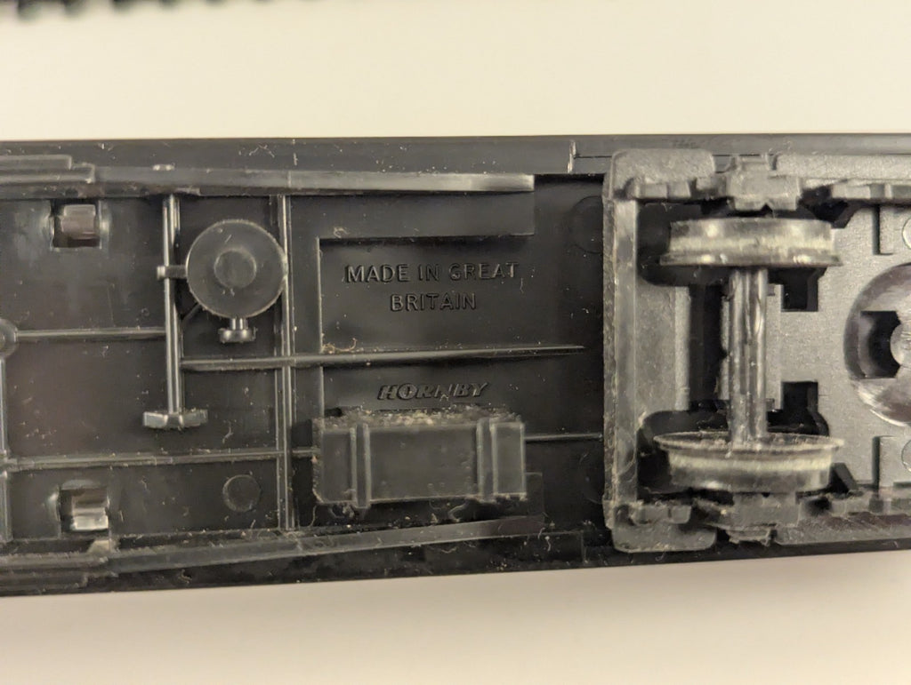 Hornby RailRoad OO Gauge LNER Teak Composite Coach Repainted Roof
