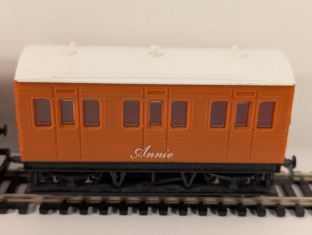 Hornby R110 & R112 OO Gauge Annie and Clarabel Coaches