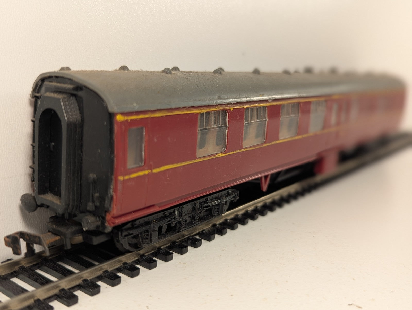 Kitmaster BR Mk1 Corridor Composite Coach OO Gauge - Missing Buffer Heads