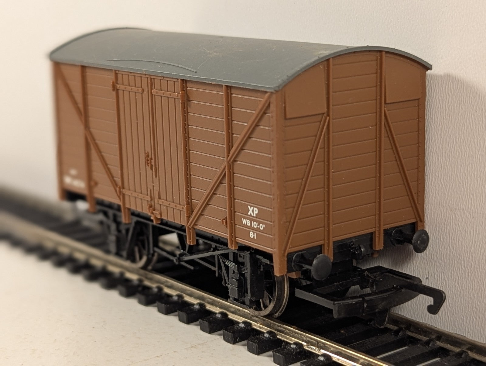Hornby OO Gauge BR (Ex-GWR) 12 Ton Ventilated Van Wagons W14574 BR Brown