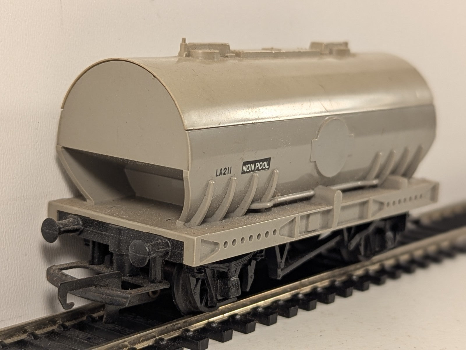 Tri-ang OO Gauge Presflo Bulk Powder Wagon Goods Wagon LA211 Grey