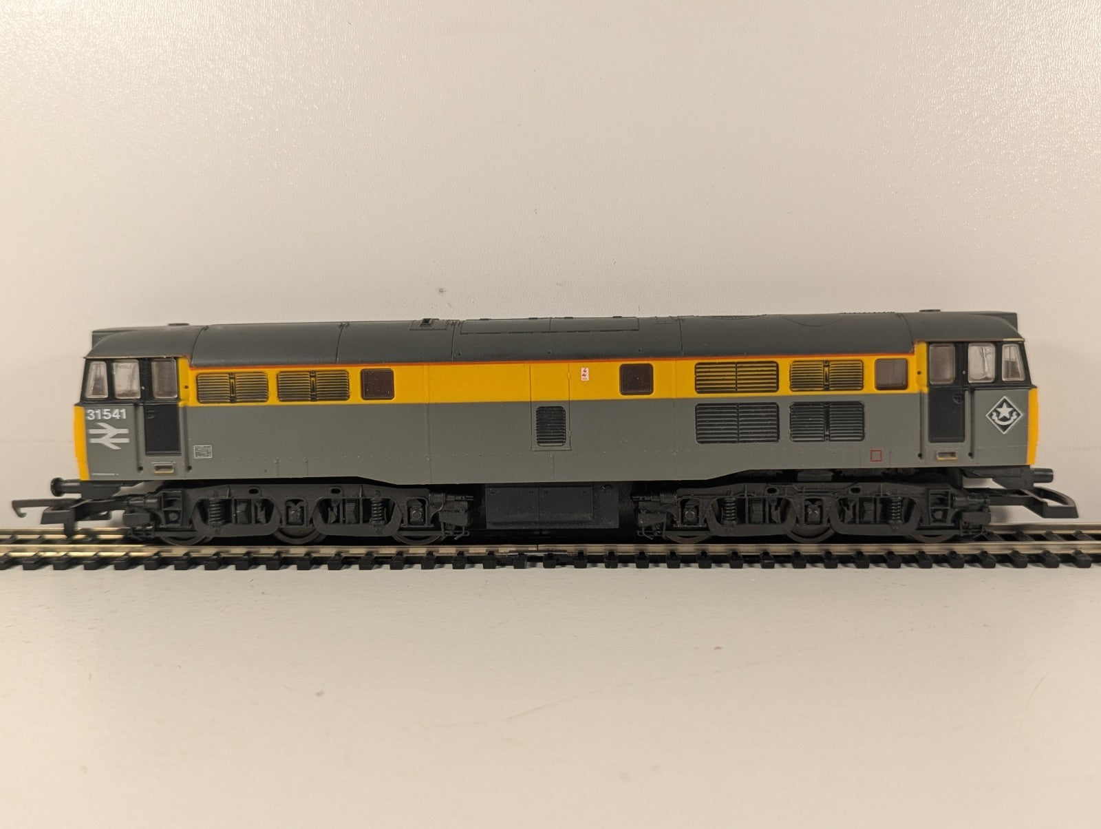 Lima OO Gauge BR Class 31 31541 Dutch Livery Diesel Locomotive Missing Buffers