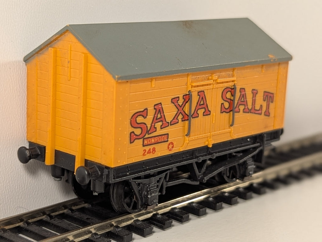 Wrenn 4665 – “Saxa” Salt Wagon (OO Gauge, Missing Coupling)