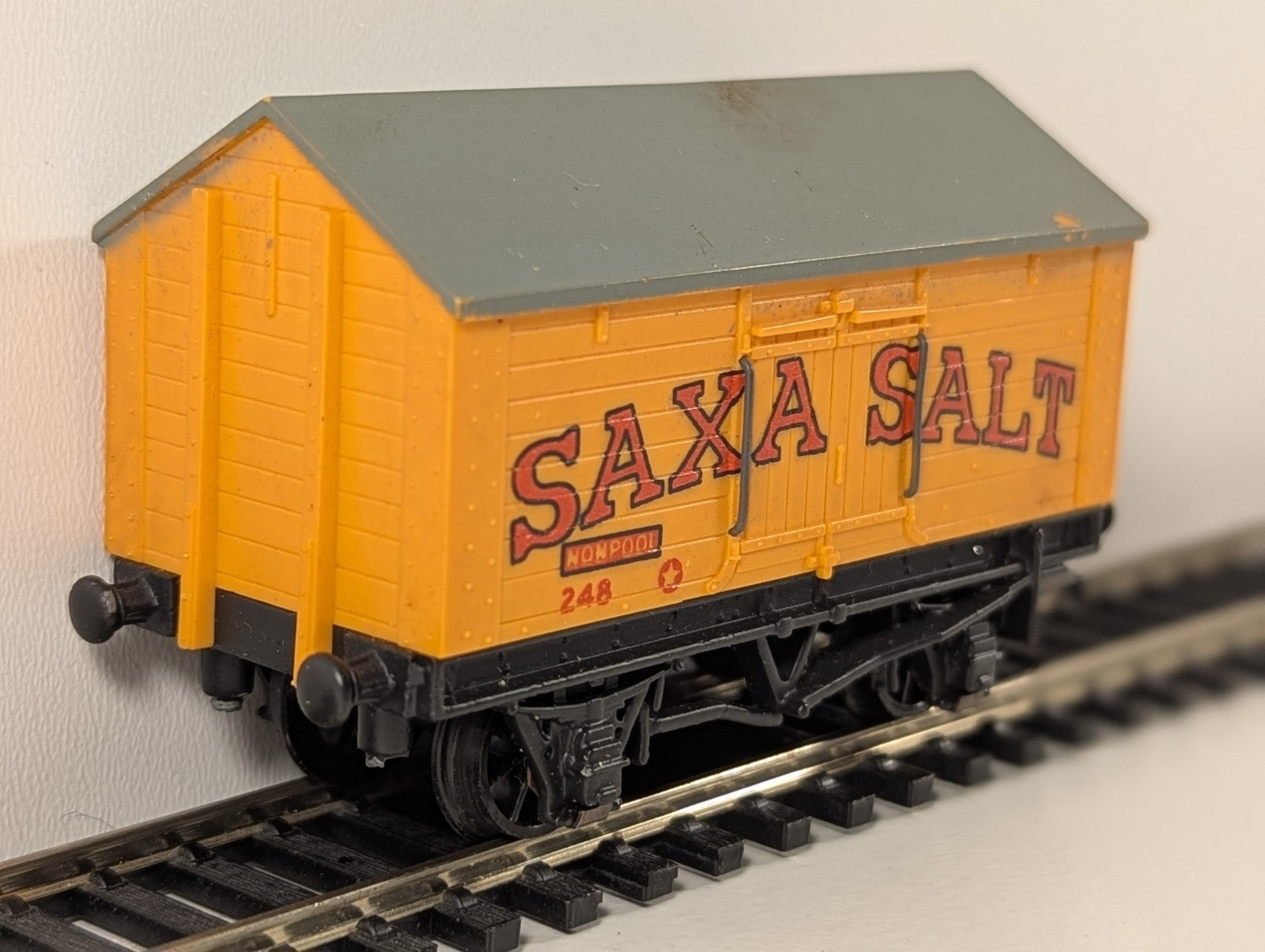 Wrenn 4665 – “Saxa” Salt Wagon (OO Gauge, Missing Coupling)
