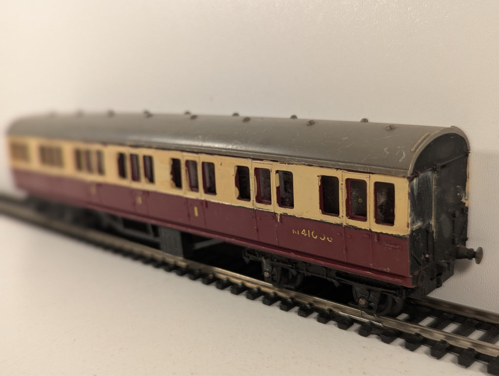 Tri-ang OO Gauge BR Suburban Corridor Coach - Missing Buffer & Coupler