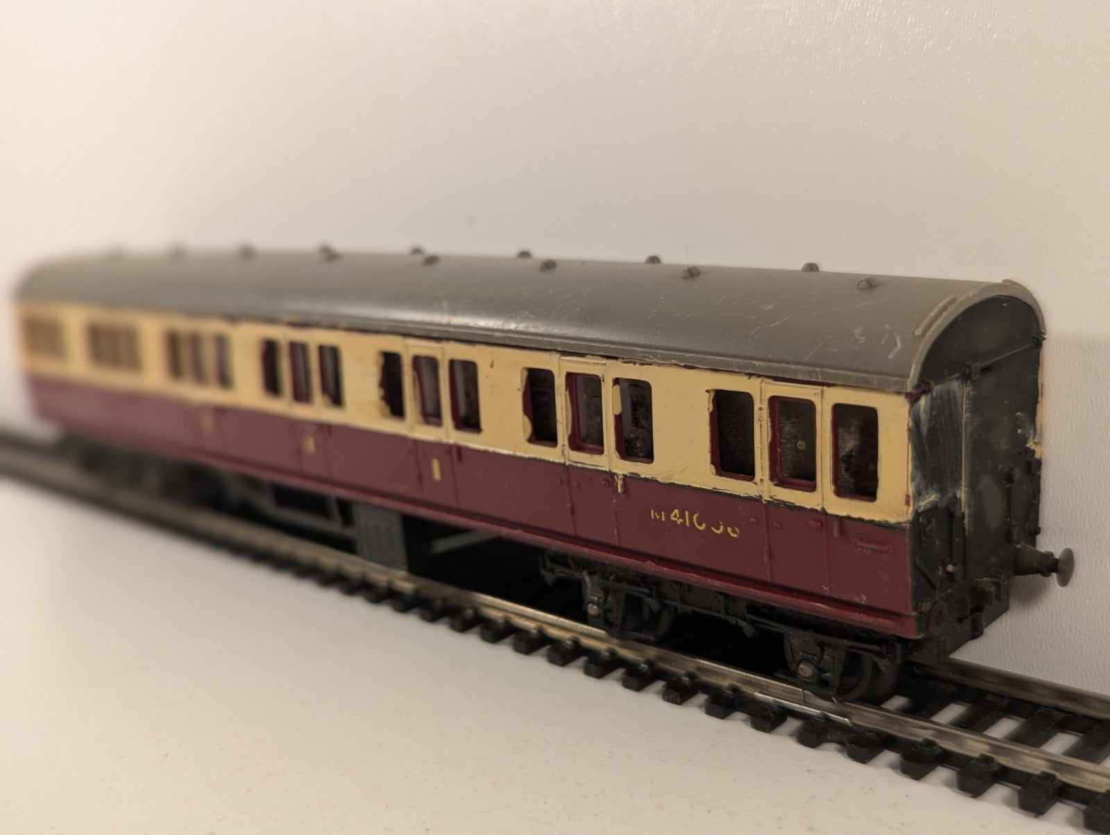Tri-ang OO Gauge BR Suburban Corridor Coach - Missing Buffer & Coupler