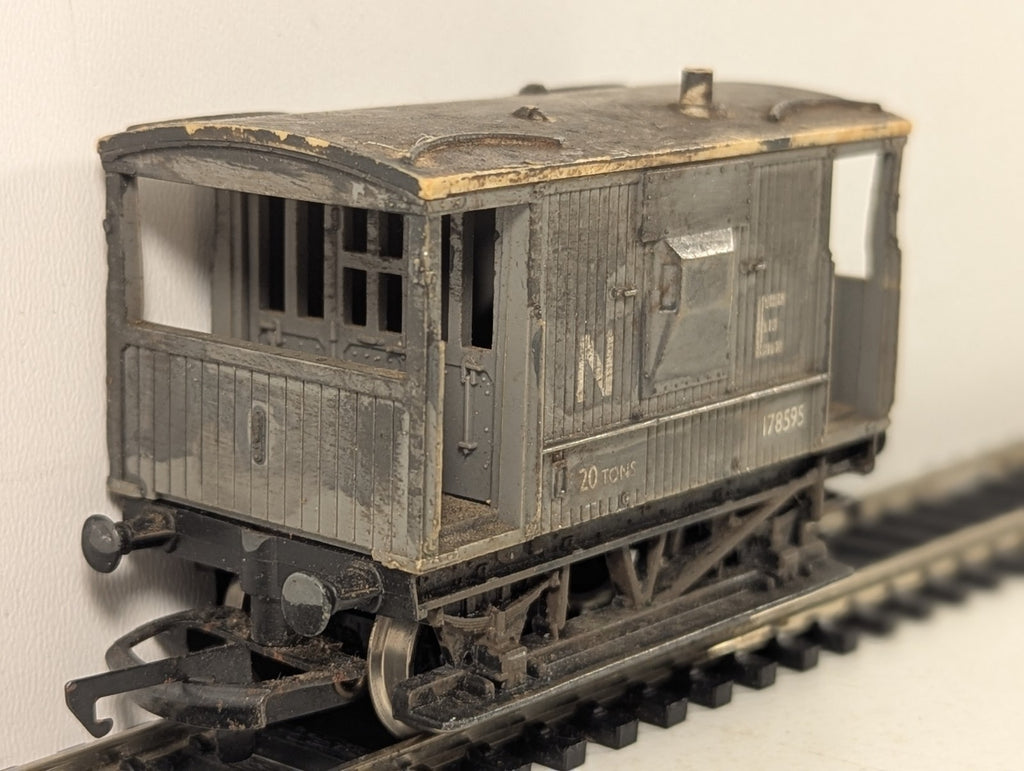 Hornby OO Gauge LNER 20 Ton Goods Brake Van 178595 LNER Grey