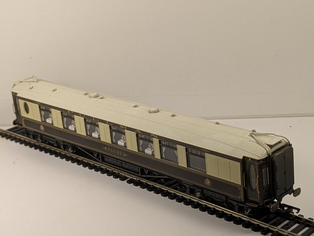 Hornby OO Gauge Pullman Parlour Car 'Niobe' Passenger Coach - Lights Up